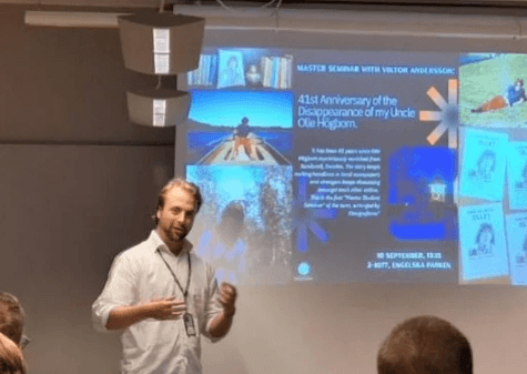 Viktor Andersson håller masterseminarium inför en publik